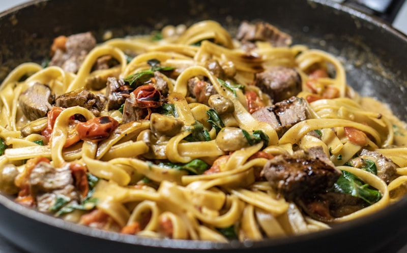 Fettuccine com tirinhas de filé, tomate confit e rúcula na frigideira